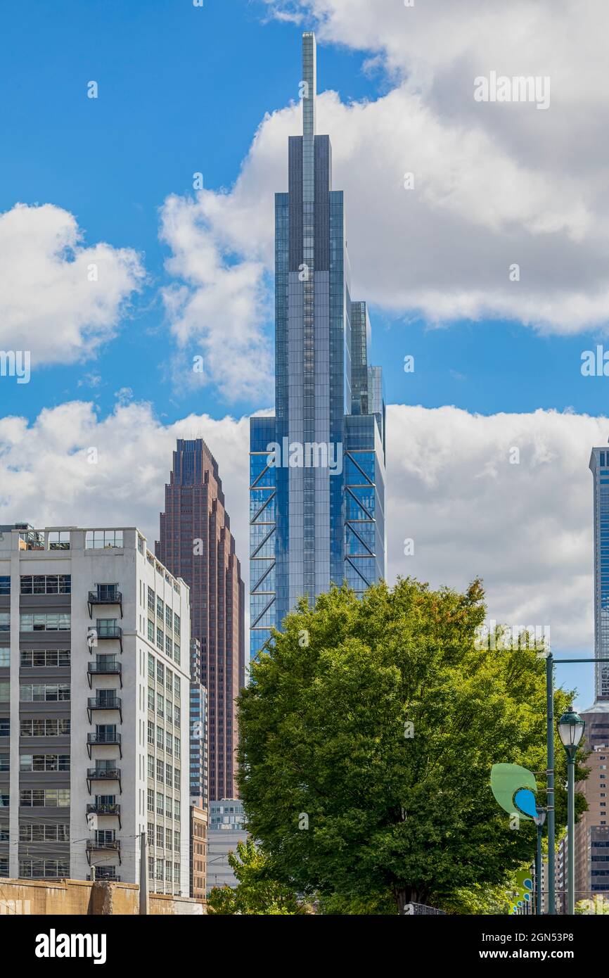 Guardando verso est lungo il ponte JFK Boulevard da University City. I due edifici centrali sono tre Logan Square e Comcast Technology Center. Foto Stock
