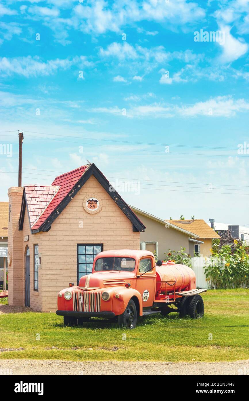 Vecchia petroliera a gas rosso con distributore di benzina d'epoca Route 66 Texas USA Foto Stock