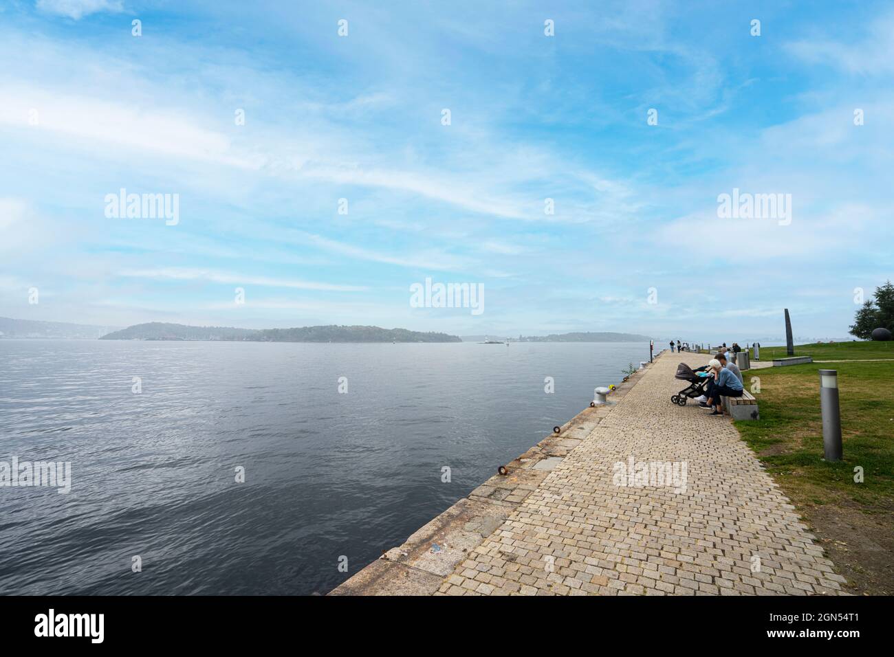 Oslo, Norvegia. Settembre 2021. Alcune persone che siedono lungo la banchina del centro della città Foto Stock