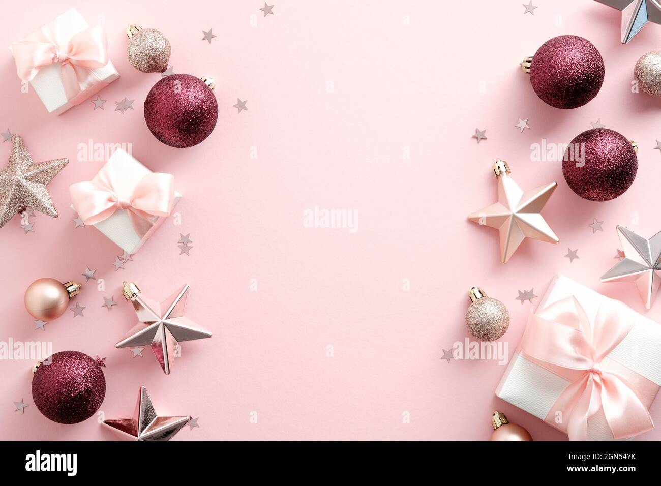 Eleganti decorazioni natalizie su sfondo rosa pastello. Cornice di Natale.  Nuovo anno banner mockup. Disposizione piatta, vista dall'alto Foto stock -  Alamy