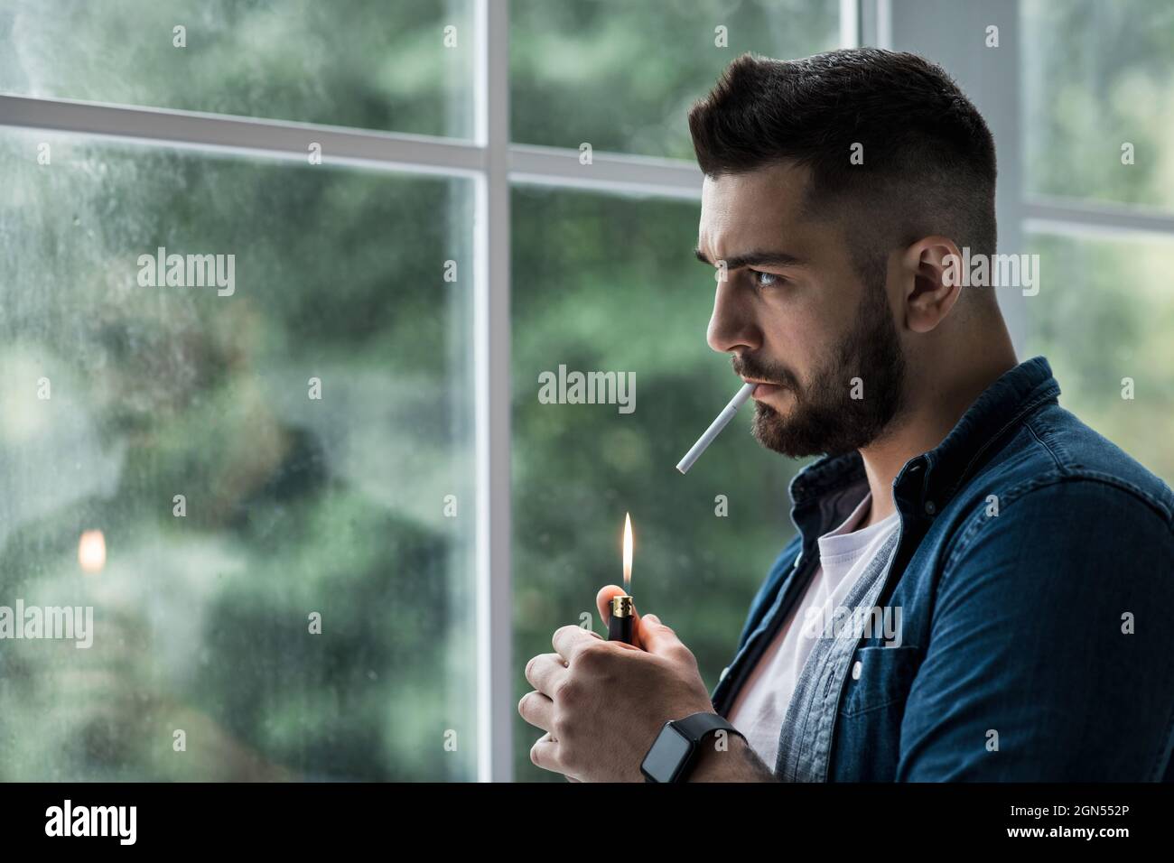 L'uomo molto depresso distrusse, triste, sofferente crisi emotiva e doloroso pensare di difficile e difficile decisione Foto Stock