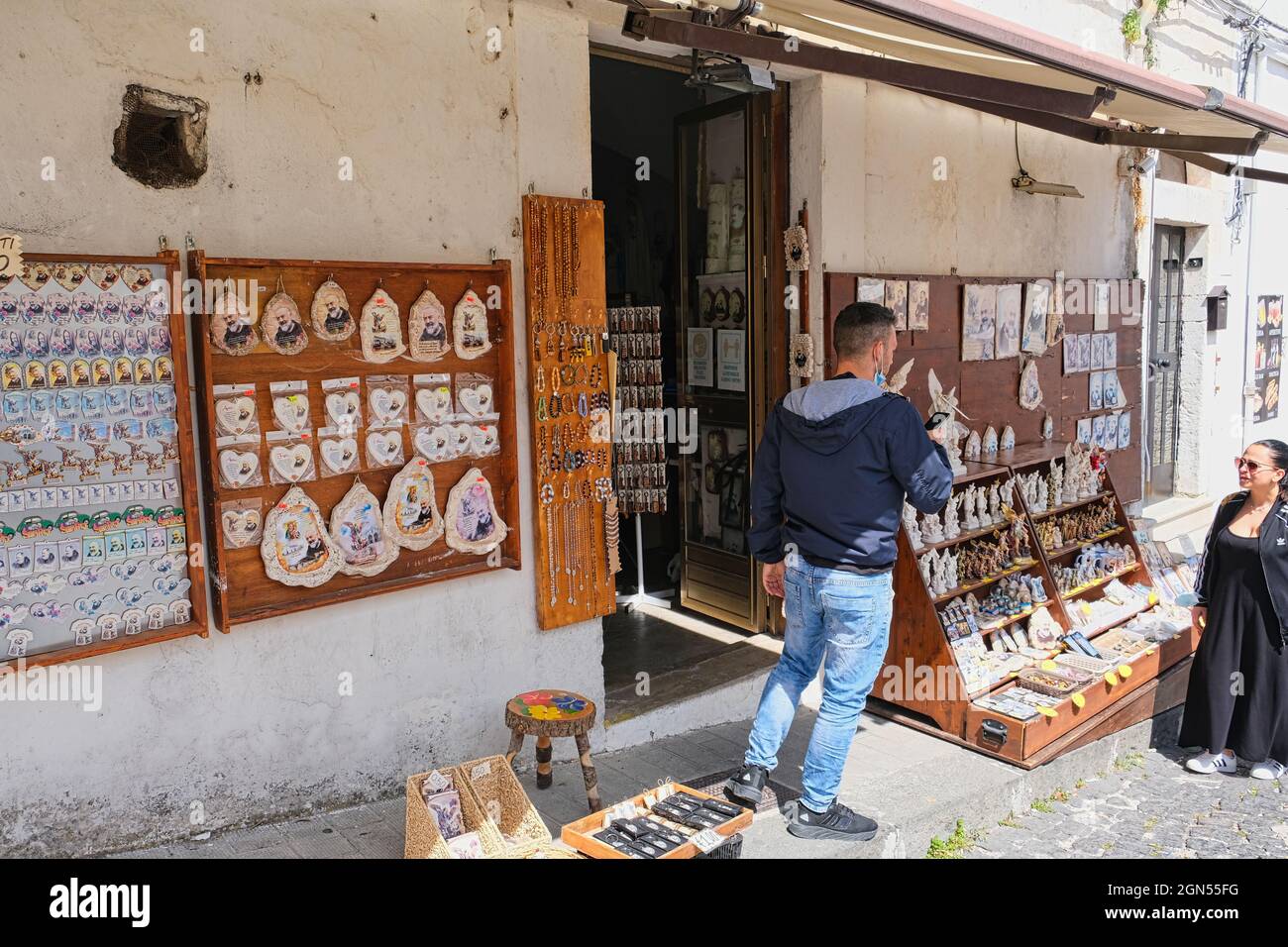 71037 MONTE SANT ANGELO FOGGIA, ITALIA - 02 settembre 2021: Negozi di souvenir e generi alimentari come pane e pasta nella città di pellegrinaggio di Monte SA Foto Stock
