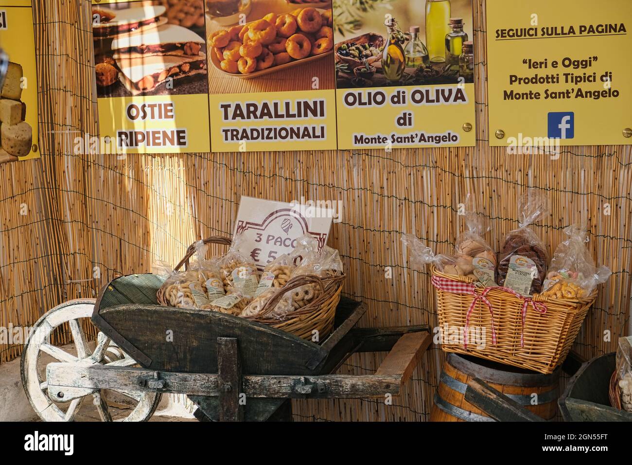 71037 MONTE SANT ANGELO FOGGIA, ITALIA - 02 settembre 2021: Negozi di souvenir e generi alimentari come pane e pasta nella città di pellegrinaggio di Monte SA Foto Stock