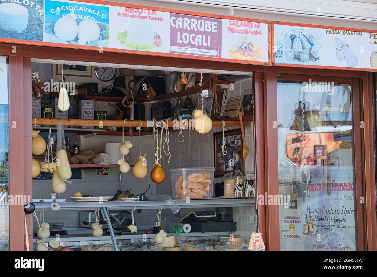 71037 MONTE SANT ANGELO FOGGIA, ITALIA - 02 settembre 2021: Negozi di souvenir e generi alimentari come pane e pasta nella città di pellegrinaggio di Monte SA Foto Stock