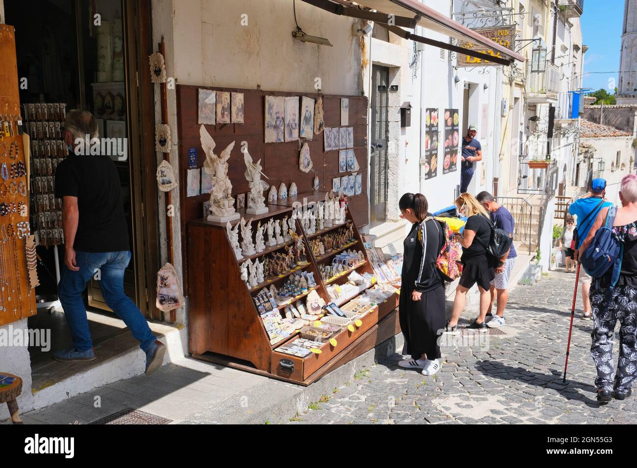71037 MONTE SANT ANGELO FOGGIA, ITALIA - 02 settembre 2021: Negozi di souvenir e generi alimentari come pane e pasta nella città di pellegrinaggio di Monte SA Foto Stock