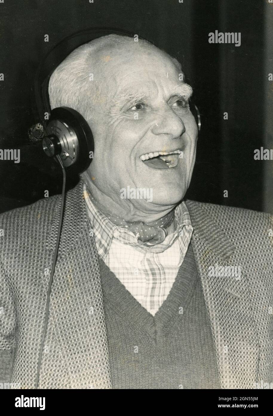 Lo scrittore italiano Alberto Moravia nel corso di un'intratteneria, anni '80 Foto Stock