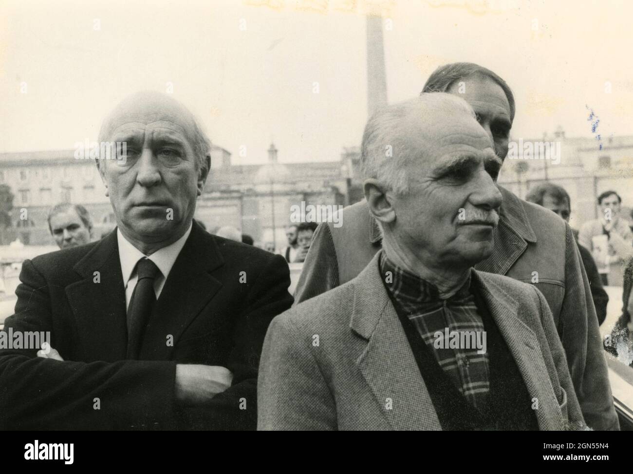 Registi italiani Giuliano Montaldo (a sinistra) e Mario Monicelli, anni '80 Foto Stock