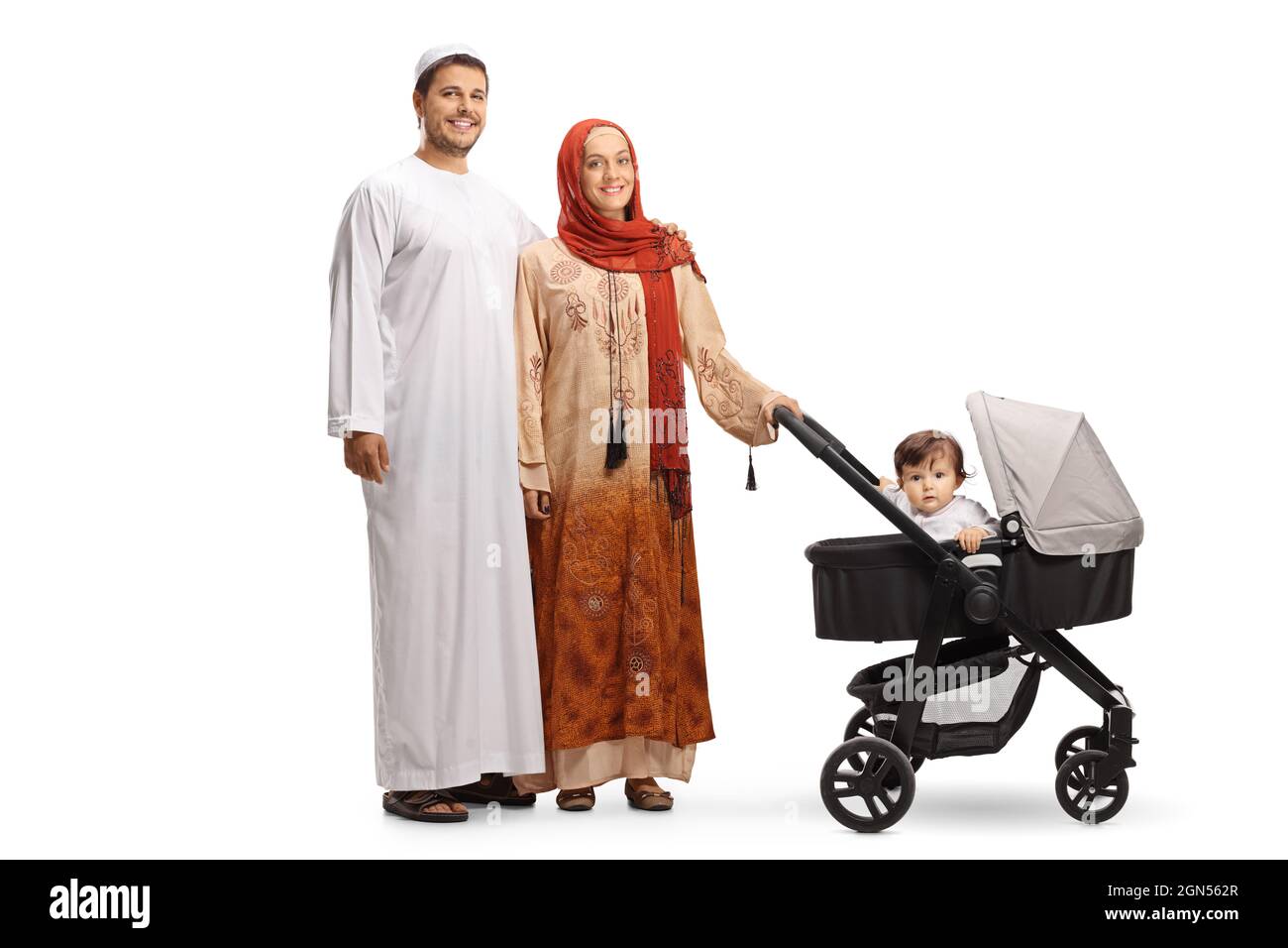 Ritratto a tutta lunghezza di un uomo arabo e di una donna che posano con un bambino in un passeggino isolato su sfondo bianco Foto Stock