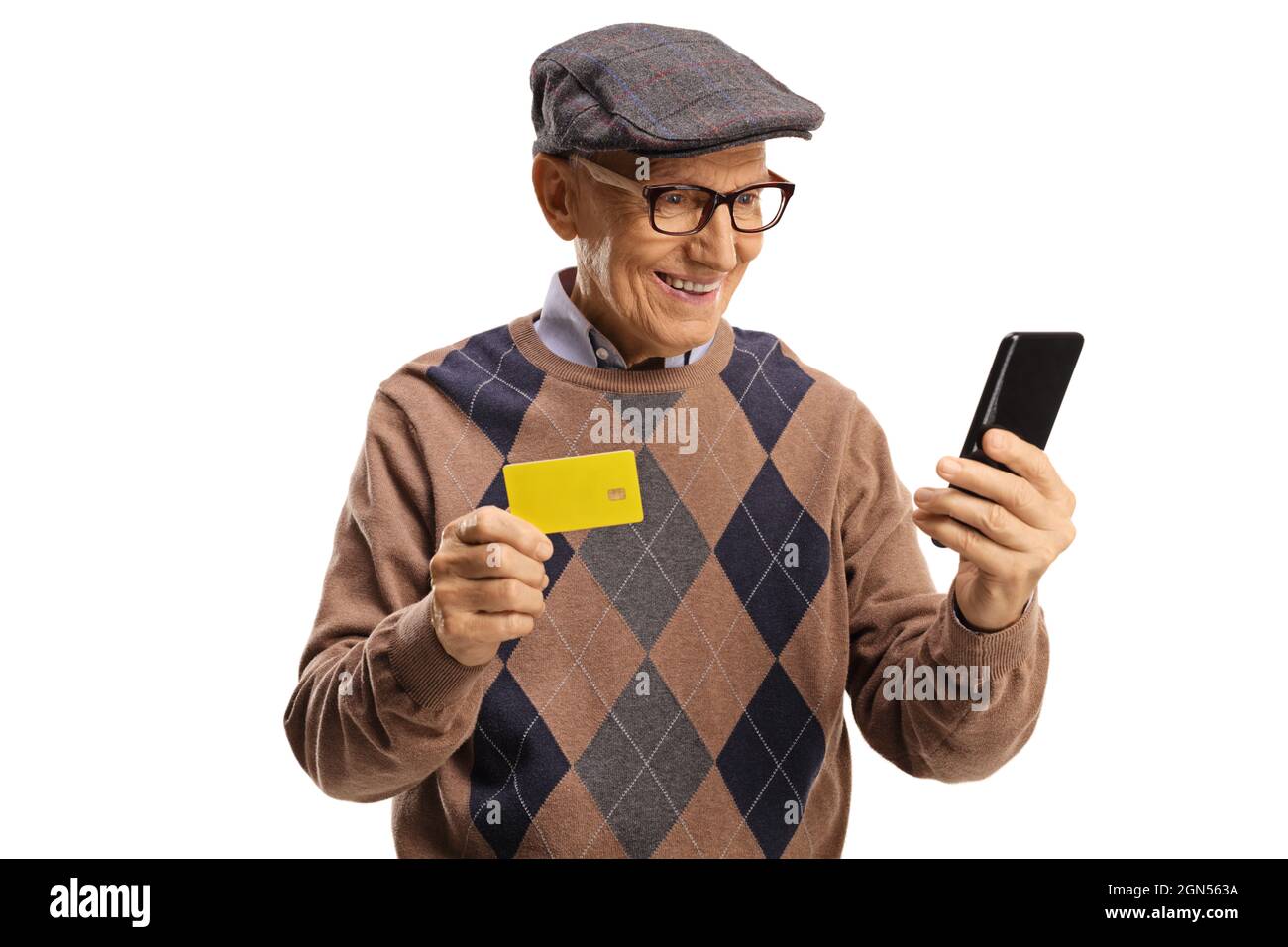 Uomo anziano felice che tiene uno smartphone e una carta di credito isolato su sfondo bianco Foto Stock
