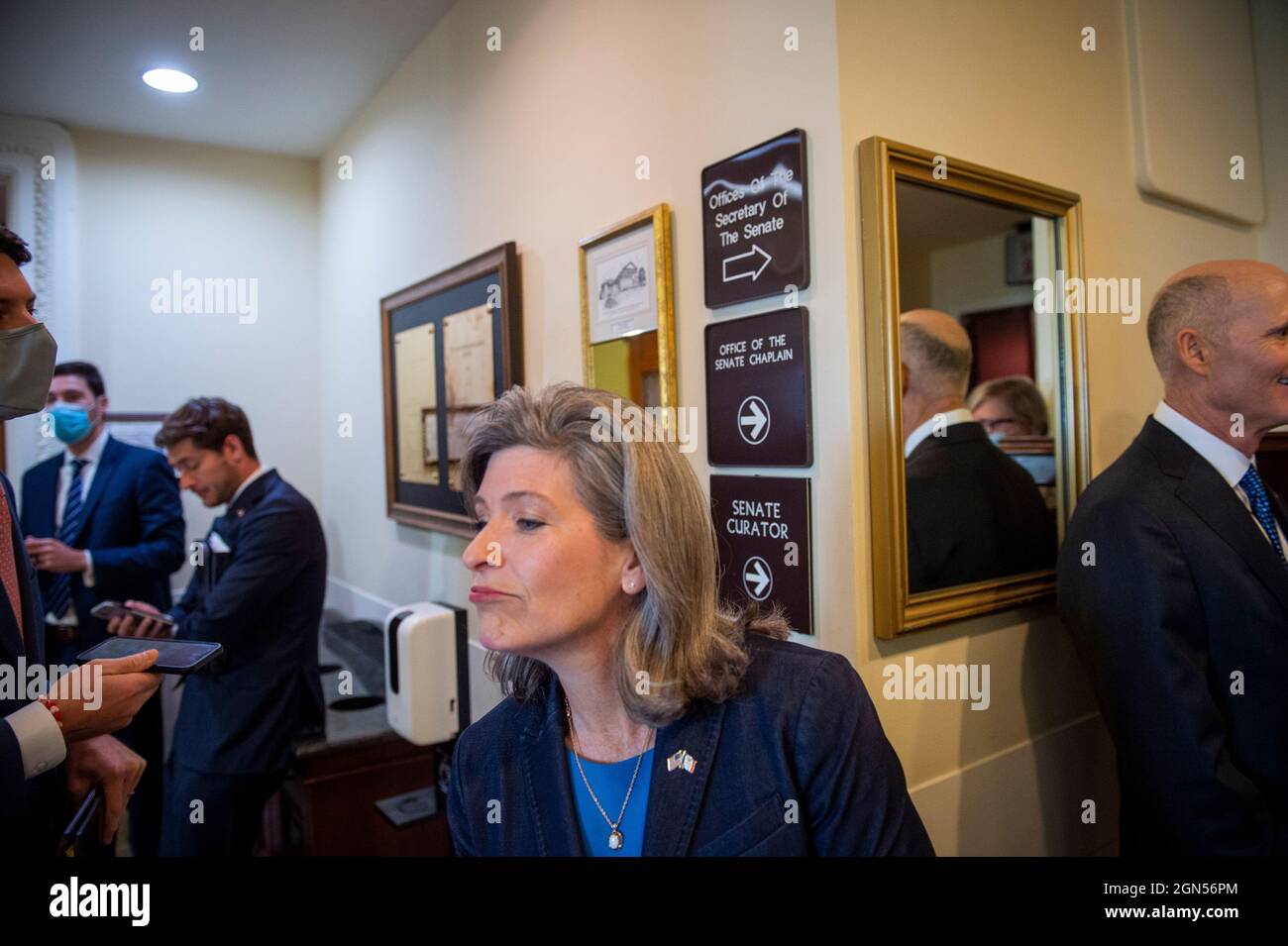 Washington, Stati Uniti d'America. 22 settembre 2021. Il senatore degli Stati Uniti Joni Ernst (repubblicano dell'Iowa) scherza intorno prima di una conferenza stampa sul limite di debito al Campidoglio degli Stati Uniti a Washington, DC, mercoledì 22 settembre 2021. Credit: Rod Lammey/CNP/Sipa USA Credit: Sipa USA/Alamy Live News Foto Stock