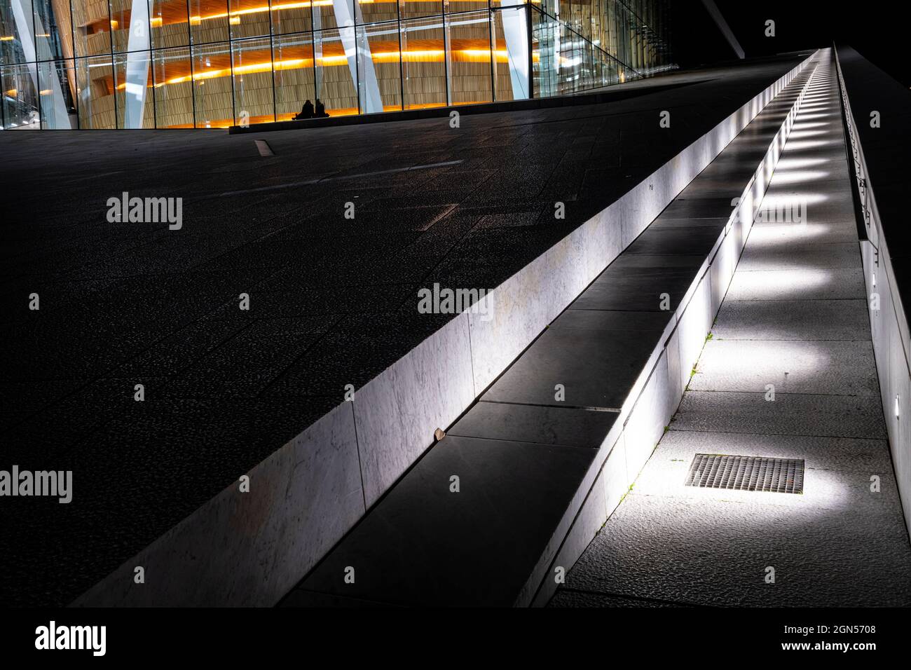 Oslo, Norvegia. Settembre 2021. Dettagli illuminati notturni dell'architettura dell'edificio del Teatro dell'Opera di Oslo nel centro della città Foto Stock