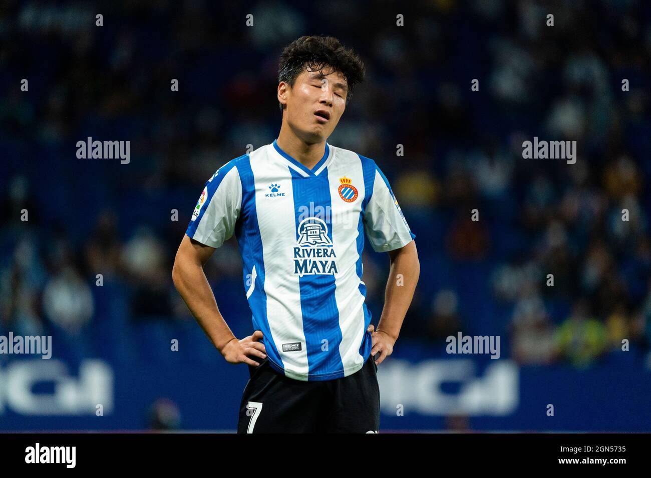 Cornellà, Spagna, il 22 settembre 2021. SPAGNA, CALCIO, LA LIGA SANTANDER, RCDE VS DEPORTIVO ALAVÉS. RCD Espanyol player (07) Wu Lei reagisce durante la partita la Liga Santander tra RCD Espanyol e Deportivo Alavés nello stadio RCDE, Cornellà, Spagna, il 22 settembre 2021. © Joan Gosa 2021. Credit: Joan Gosa Badia/Alamy Live News Foto Stock