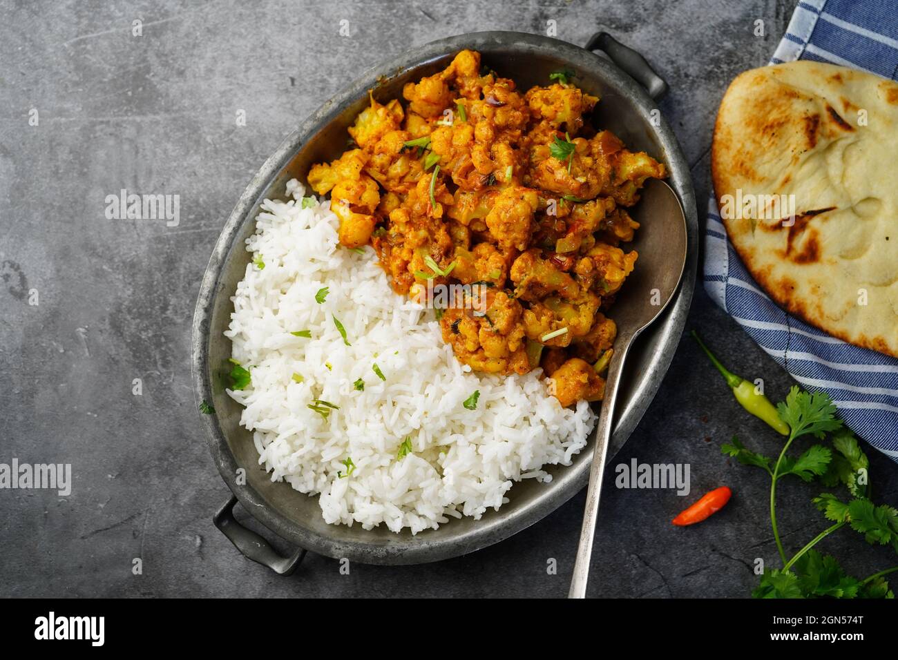 Cavolfiore tikka masala o curry gobi servito con riso e roti, fuoco selettivo Foto Stock