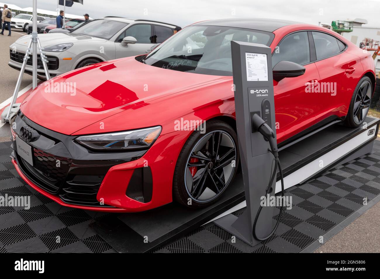 Pontiac, Michigan - il 2022 Audi RS e-tron GT veicolo elettrico in mostra al Motor Bella auto show. Motor Bella è un sostituto per l'annuale No Foto Stock
