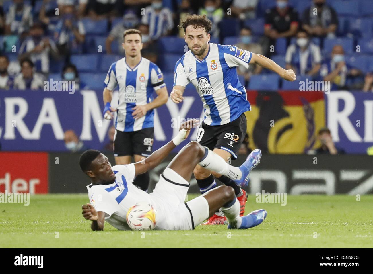 Cornella, Spagna. 22 settembre 2021. Keidi BareÊ (20 Espanyol) e Mamadou Loum (6 Alaves) contestando una palla durante, LaLiga Santander partita tra Espanyol e Alaves allo stadio RCDE di Cornella, Spagna. Credit: SPP Sport Press Photo. /Alamy Live News Foto Stock