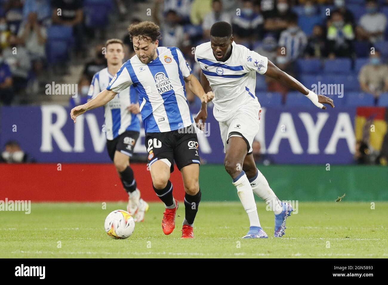 Cornella, Spagna. 22 settembre 2021. Keidi BareÊ (20 Espanyol) e Mamadou Loum (6 Alaves) contestando una palla durante, LaLiga Santander partita tra Espanyol e Alaves allo stadio RCDE di Cornella, Spagna. Credit: SPP Sport Press Photo. /Alamy Live News Foto Stock