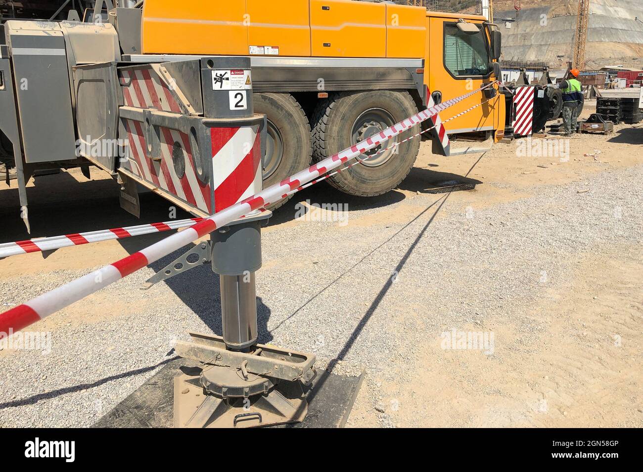Gru mobile pesante in cantiere Foto Stock