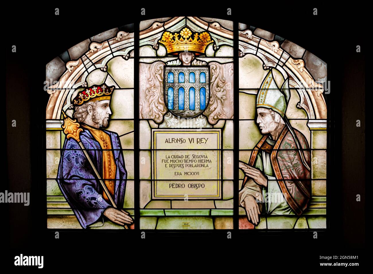 Segovia, Spagna. Stemma della città di Segovia, con il re Alfonso VI di Leon e Castiglia, e il vescovo Pedro, in una vetrata interna Foto Stock