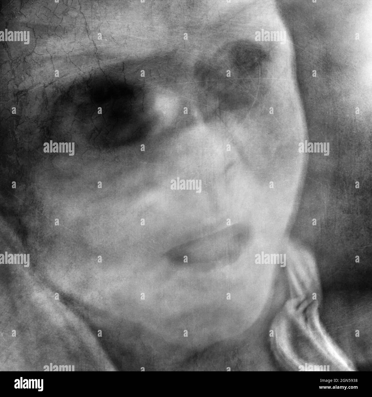 Donna con occhi grandi. Ritratto surreale. Esposizione prolungata. Foto Stock