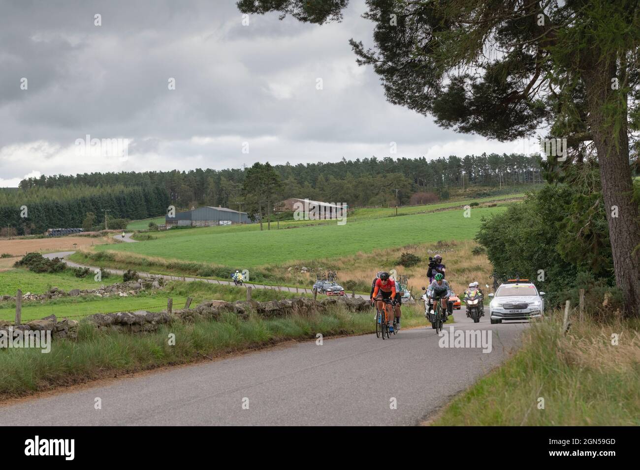 I principali Riders nel 2021 Tour of Britain si snodano lungo le tortuose Country Lanes nel Rural Aberdeenshire Foto Stock