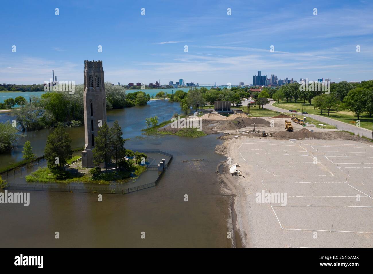 Alluvione intorno alla Nancy Brown Carillion Tower con Oudolf Garden Detroit in costruzione con i piani di layout del sito Foto Stock