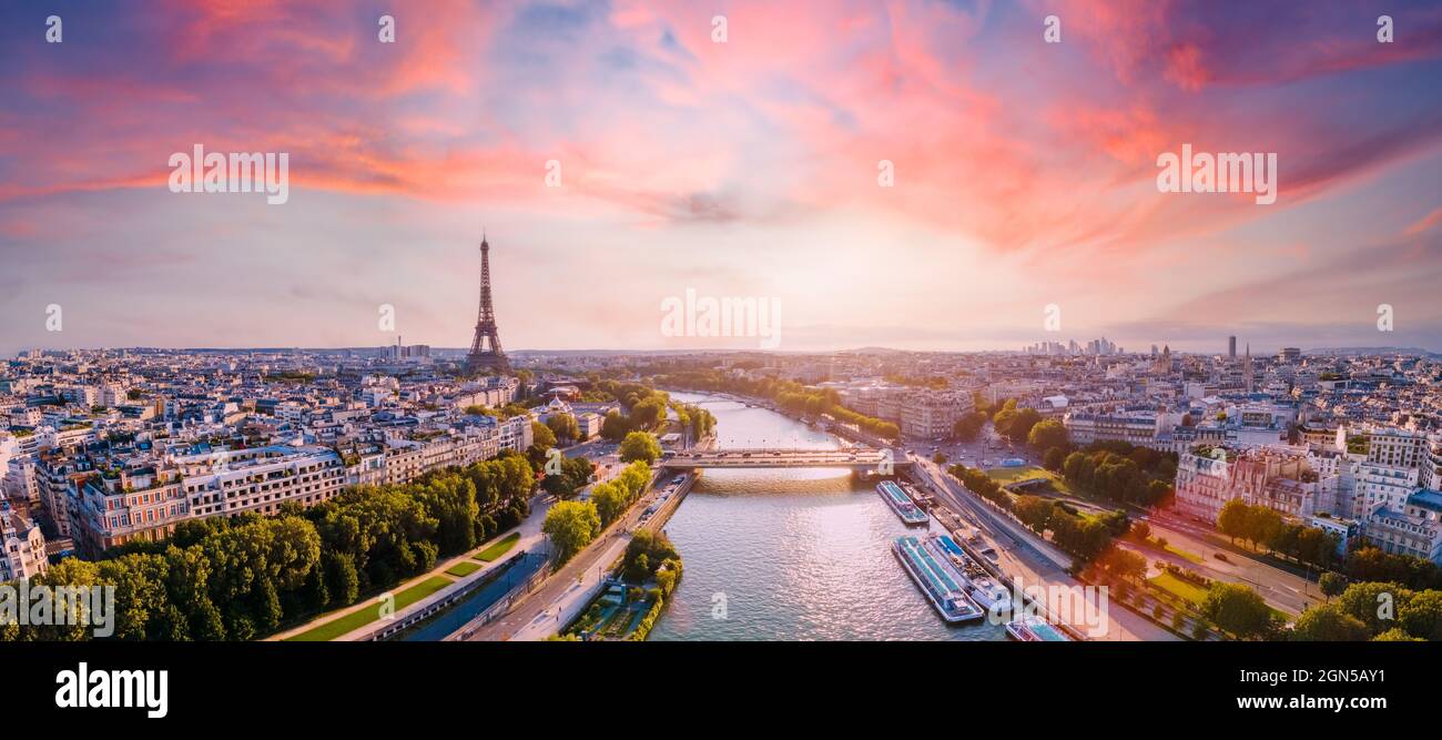 Panorama aereo di Parigi con la Senna e la Torre Eiffel, Francia. Romantica destinazione di vacanza estiva. Vista panoramica sulla storica Parisi Foto Stock