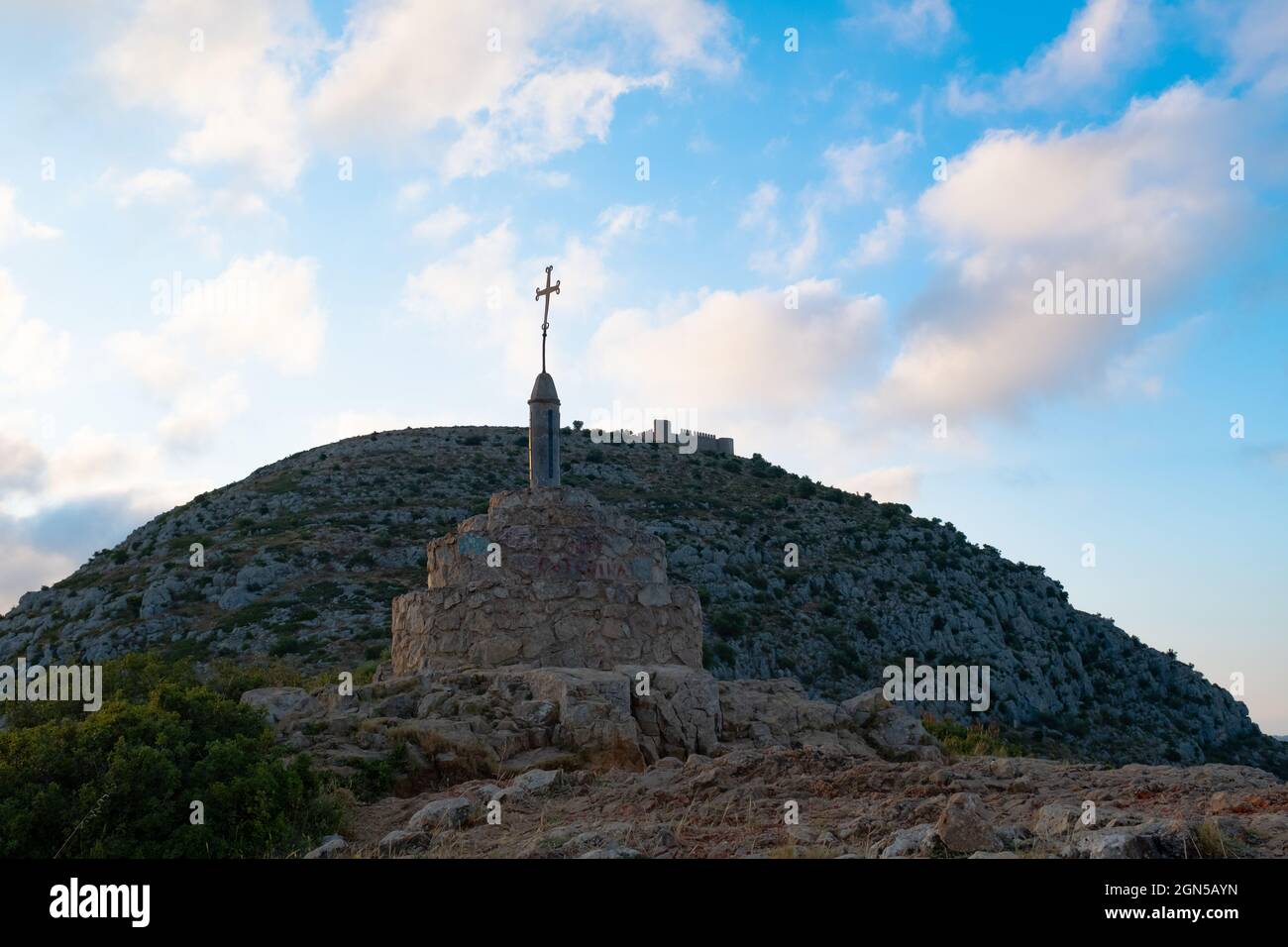 Cima di Montgri montagna rocciosa, Catalogna. Con una croce cristiana in alto Foto Stock
