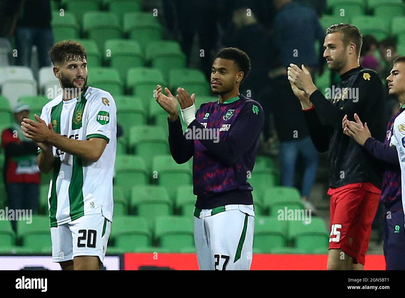 GRONINGEN, PAESI BASSI - SETTEMBRE 22: Marin Sverko del FC Groningen, Cyril Ngonge del FC Groningen, Jan de Boer del FC Groningen durante la partita olandese Eredivie tra il FC Groningen e Vitesse ad Euroborg il 22 Settembre 2021 a Groningen, Paesi Bassi (Foto di Pieter van der Woude/Orange Pictures) Foto Stock