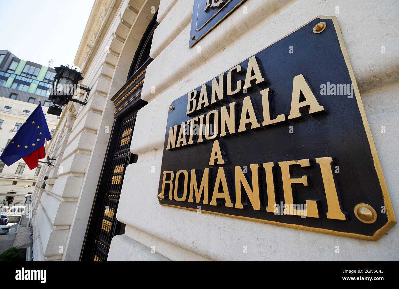 Bucarest, Romania - 09 agosto 2021: La sede della Banca Nazionale di Romania, in questa foto è la nuova ala del Palazzo BNR, costruito tra il 1937 Foto Stock