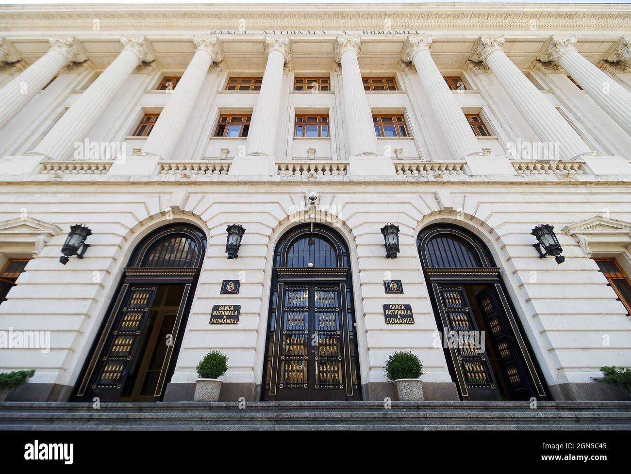 Bucarest, Romania - 09 agosto 2021: La sede della Banca Nazionale di Romania, in questa foto è la nuova ala del Palazzo BNR, costruito tra il 1937 Foto Stock