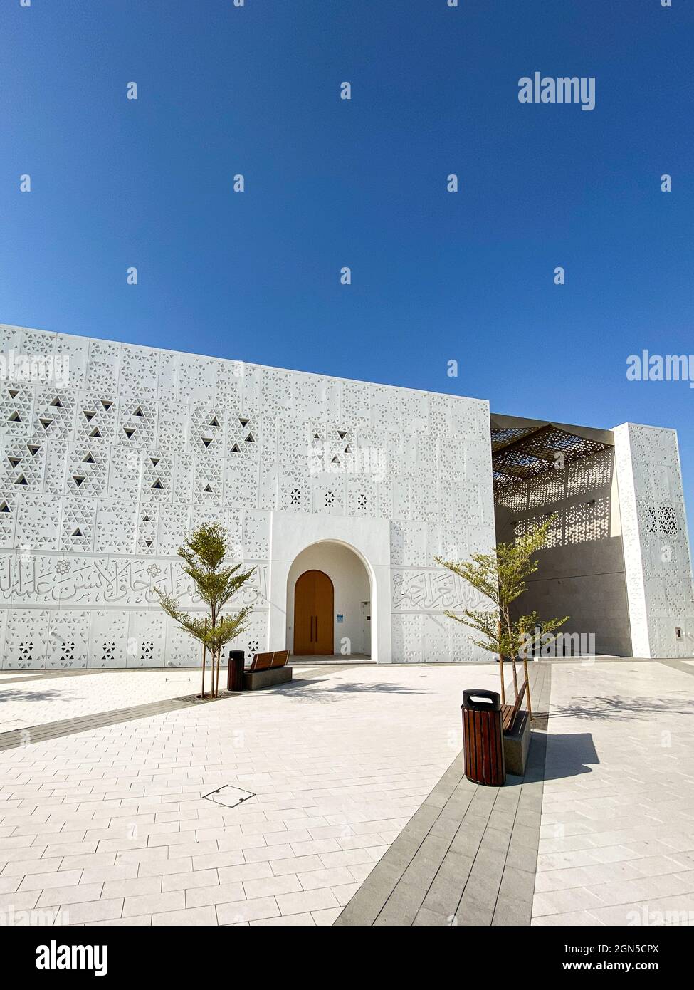 DUBAI, EMIRATI ARABI UNITI - 20 set 2021: Moschea del tardo Mohamed  Abdulkhaliq Gargash negli Emirati Arabi Uniti disegnata da Sumaya Dabbagh,  un architetto donna Foto stock - Alamy