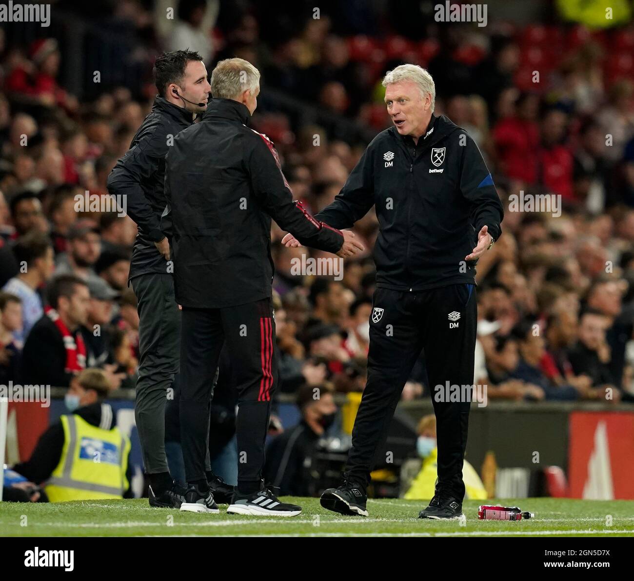 Manchester, Inghilterra, 22 settembre 2021. David Moyes manager del West Ham United e Ole Gunnar Solskjaer manager del Manchester United al Ned della partita durante la partita della Carabao Cup a Old Trafford, Manchester. Il credito d'immagine dovrebbe leggere: Andrew Yates / Sportimage Credit: Sportimage/Alamy Live News Foto Stock