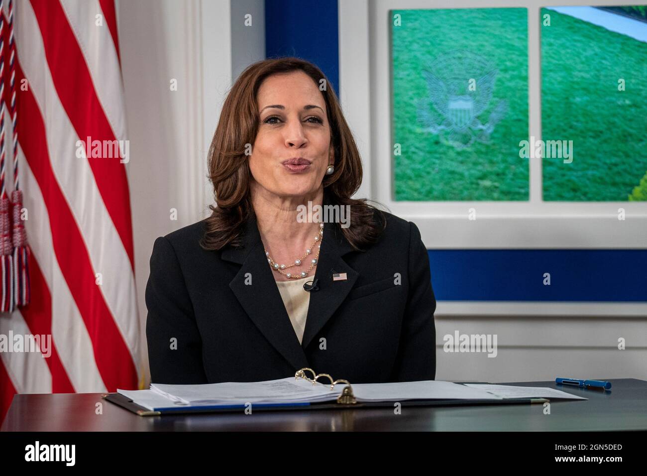 Kamala Harris, vicepresidente degli Stati Uniti, conduce una sessione al Summit virtuale del Presidente sul tema del ritorno al meglio e della preparazione e prevenzione delle future pandemie alla Casa Bianca di Washington, DC mercoledì 22 settembre 2021. Credit: Ken Cedeno/Pool via CNP /MediaPunch Foto Stock