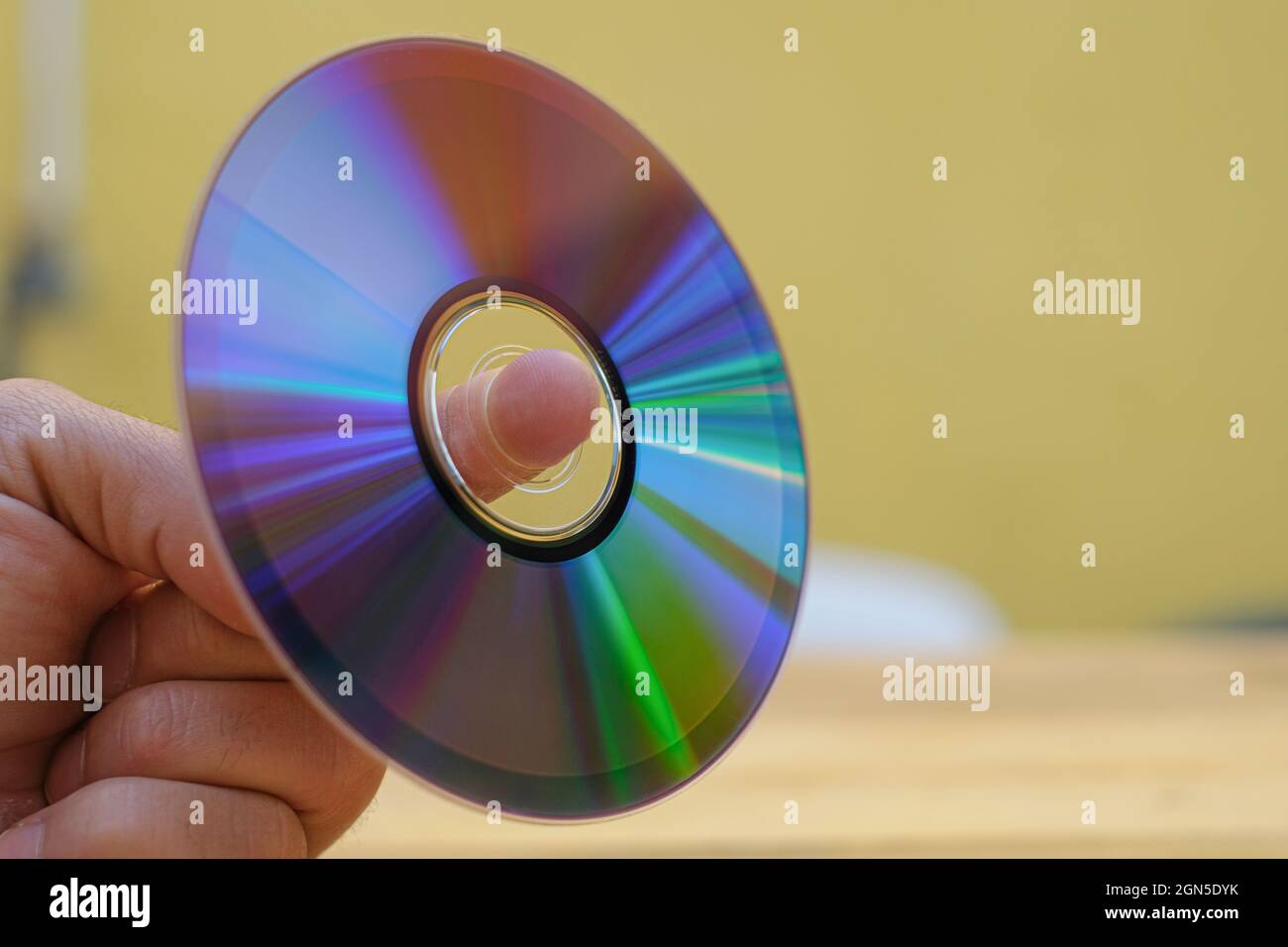 Man Hand Hold un CD-rom usato, tecnologia del dispositivo di memorizzazione dati Foto Stock