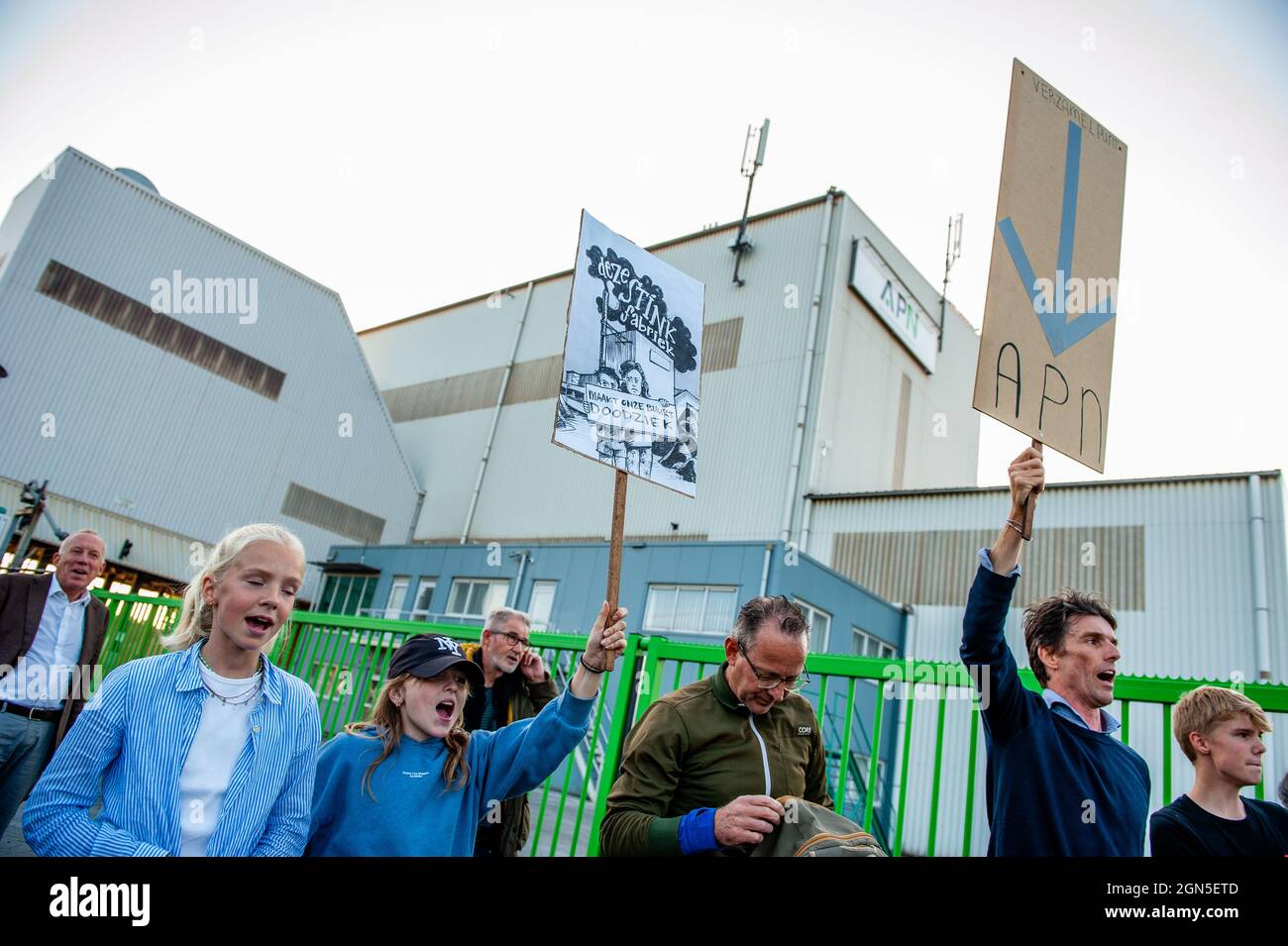 I residenti locali urlano slogan contro lo stabilimento di Energieweg 28, durante la manifestazione. Secondo il comune di Nijmegen, l'emissione dell'impianto APN (produzione di Asphalt Nijmegen) non rappresenta un pericolo per la salute, ma i residenti locali temono esattamente il contrario ora che la fabbrica sta producendo 17 volte più sostanze dannose di quanto consentito. Lo stesso giorno è stata organizzata una dimostrazione del consiglio comunale per discutere della questione dello stabilimento di Asphalt. I residenti chiedono con questa protesta che tutti i consiglieri votino per chiudere la fabbrica. Le candele sono state lasciate di fronte al cancello come simbolo Foto Stock