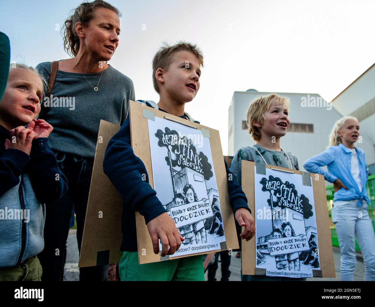 I bambini sono visti tenere cartelli che dicono 'questa fabbrica puzza, rende il nostro quartiere molto malato' a Energieweg 28, durante la manifestazione.secondo il consiglio comunale di Nijmegen, l'emissione della pianta APN (produzione di Asphalt Nijmegen) non rappresenta un pericolo per la salute, ma i residenti locali temono esattamente il contrario ora che la fabbrica sta producendo 17 volte più sostanze dannose di quanto consentito. Lo stesso giorno è stata organizzata una dimostrazione del consiglio comunale per discutere della questione dello stabilimento di Asphalt. I residenti chiedono con questa protesta che tutti i consiglieri votino per chiudere la fabbrica. CAN Foto Stock