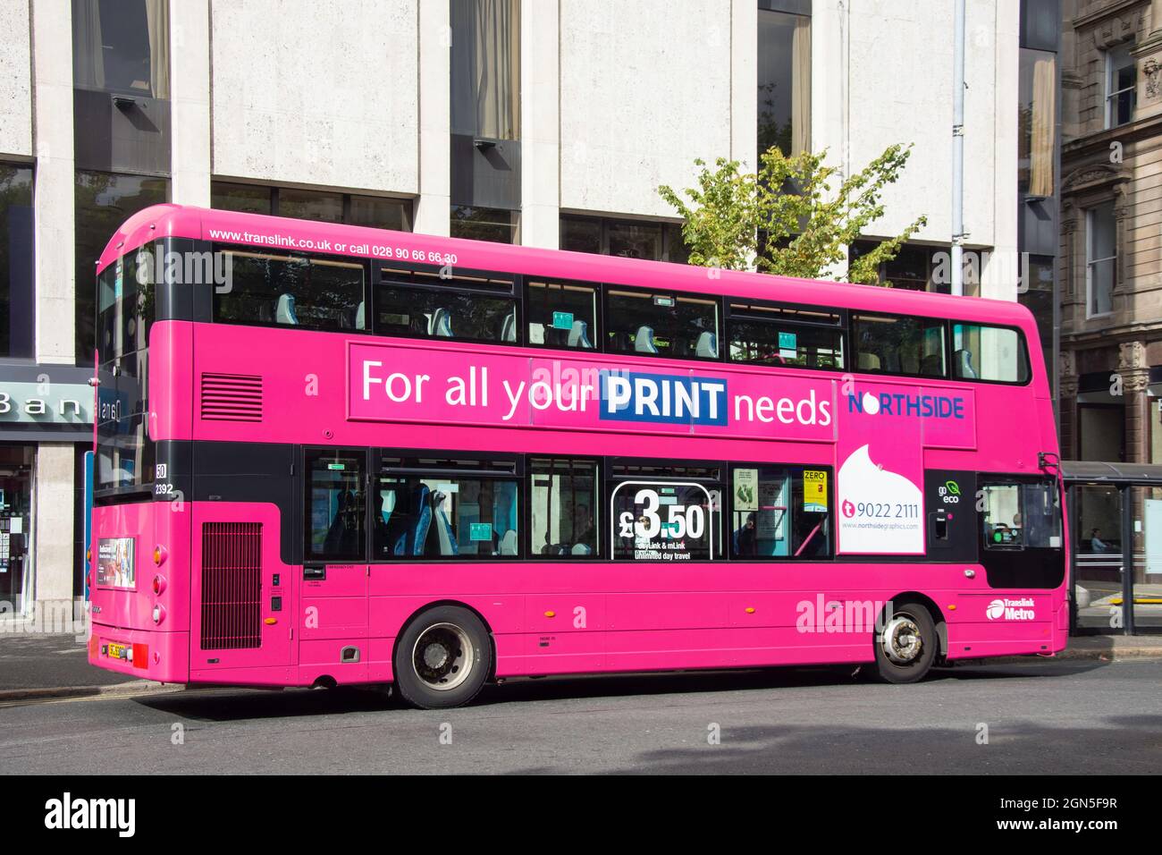 Autobus a due piani Translink Metro, Donegall Square, Belfast City Centre, City of Belfast, Northern Ireland, Regno Unito Foto Stock