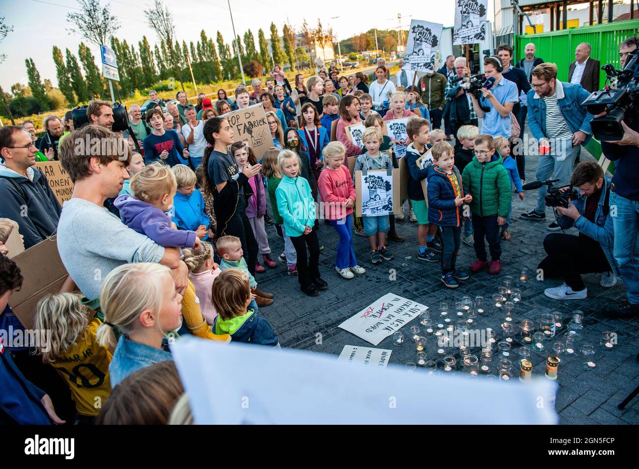 I residenti locali sono visti a Energieweg 28, durante la dimostrazione.secondo il comune di Nijmegen, l'emissione dell'impianto APN (Asphalt produzione Nijmegen) non rappresenta un pericolo per la salute, ma i residenti locali temono proprio il contrario ora che la fabbrica sta producendo 17 volte più sostanze dannose di quanto consentito. Lo stesso giorno è stata organizzata una dimostrazione del consiglio comunale per discutere della questione dello stabilimento di Asphalt. I residenti chiedono con questa protesta che tutti i consiglieri votino per chiudere la fabbrica. Le candele sono state lasciate davanti al cancello come un simbolo 'sperando che i politici wil Foto Stock