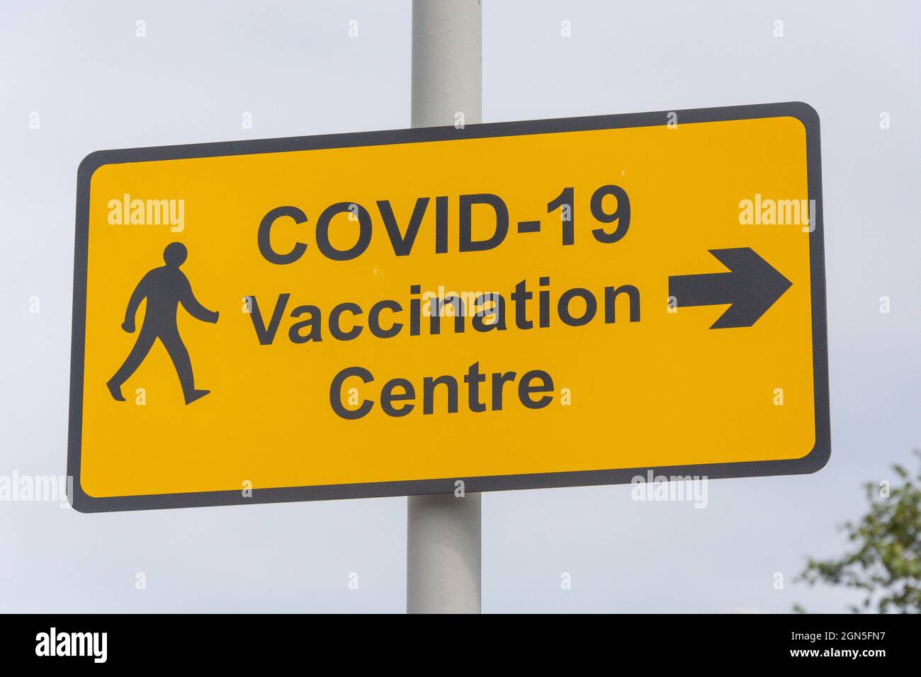 Covid-19 Vaccination Center Sign, Titanic Quarter, City of Belfast, Northern Ireland, Regno Unito Foto Stock