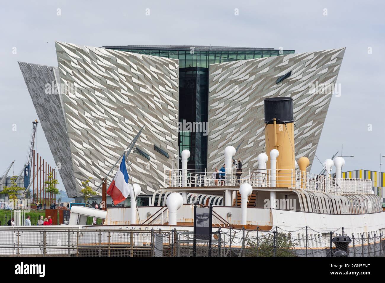 Titanic Belfast Museum e SS Nomadic, Corporation Square, City of Belfast, Irlanda del Nord, Regno Unito Foto Stock