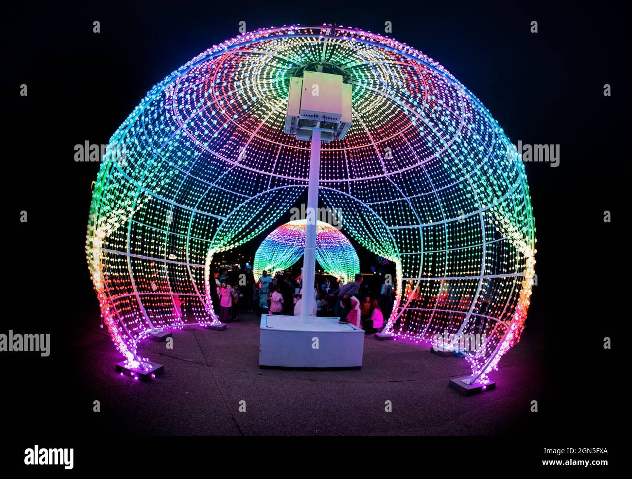 Blackpool Illuminations - Ball di luce multicolore gigante, Blackpool, Costa di Fylde, Lancashire Foto Stock