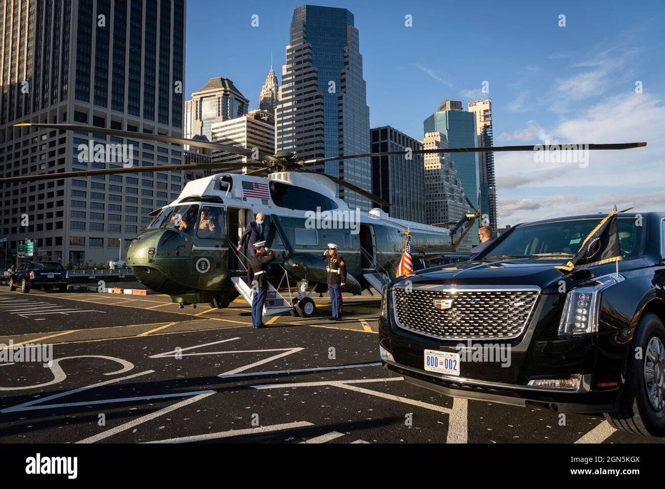 New York, Stati Uniti d'America. 21 Settembre 2021. Il presidente degli Stati Uniti Joe Biden arriva a Manhattan in elicottero Marine One per gli incontri annuali dell'Assemblea Generale delle Nazioni Unite il 21 settembre 2021 a New York City, New York. Credit: Adam Schultz/White House Photo/Alamy Live News Foto Stock