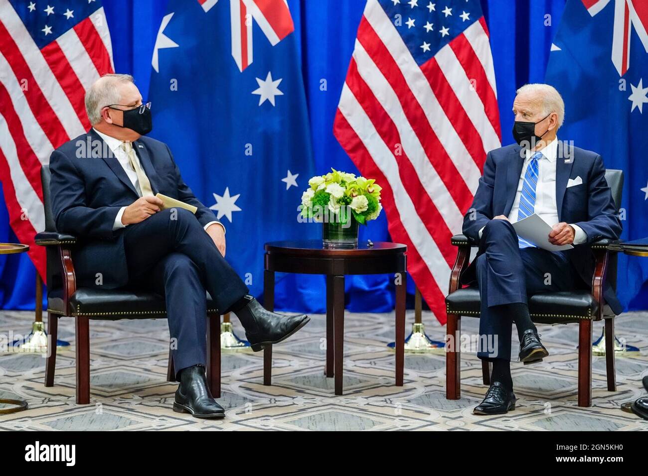 New York, Stati Uniti d'America. 21 Settembre 2021. Il presidente degli Stati Uniti Joe Biden, Right, ha un incontro bilaterale con il primo ministro australiano Scott Morrison a margine dell'Assemblea generale delle Nazioni Unite all'Intercontinental Barclay Hotel il 21 settembre 2021 a New York City, New York. Credit: Adam Schultz/White House Photo/Alamy Live News Foto Stock