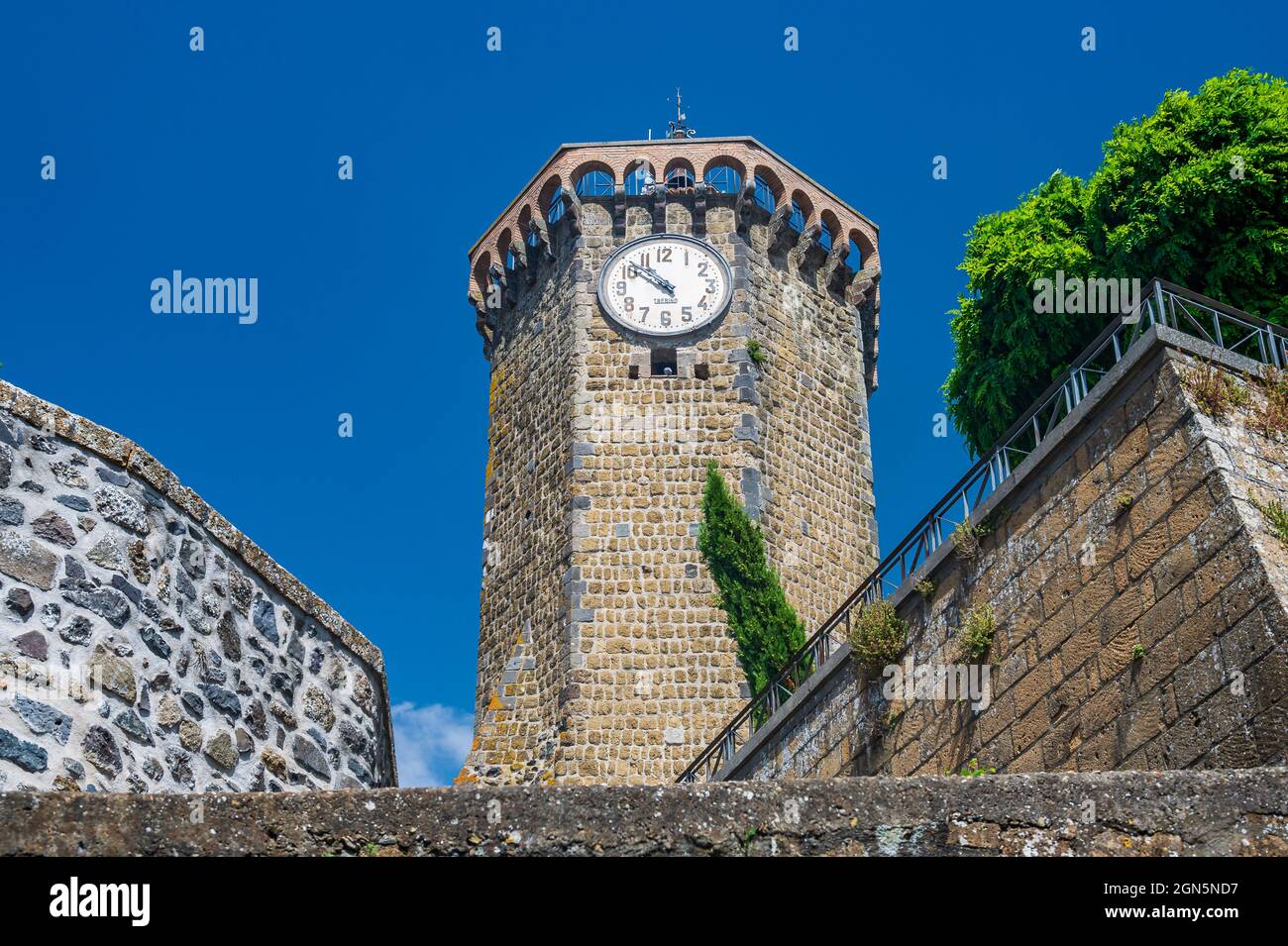 L'antica torre dell'orologio, simbolo dell'antico borgo di Marta, sulle rive del Lago di Bolsena in Italia Foto Stock
