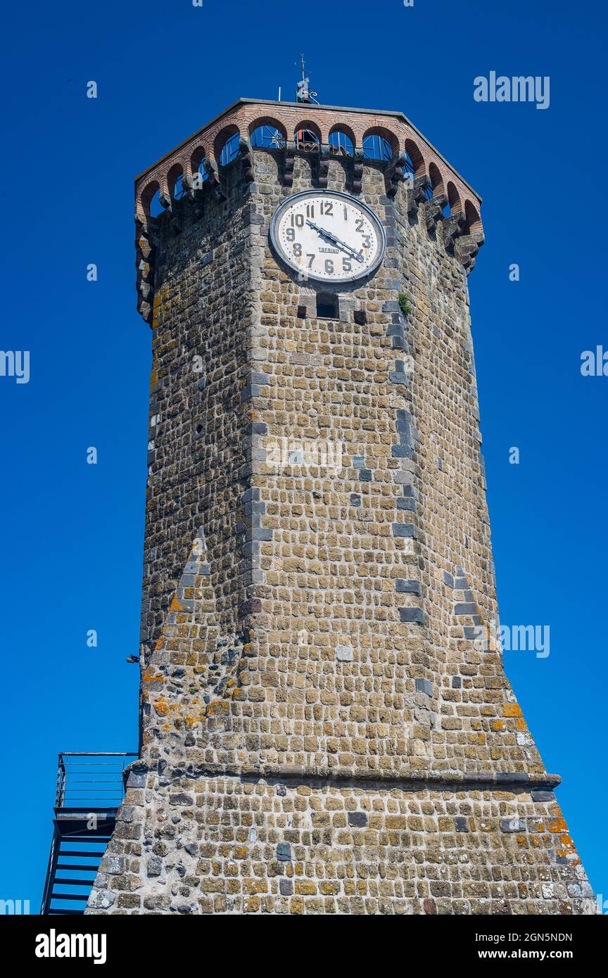 L'antica torre dell'orologio, simbolo dell'antico borgo di Marta, sulle rive del Lago di Bolsena in Italia Foto Stock