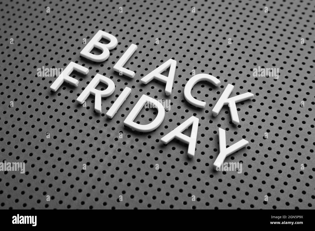 Testo NERO VENERDÌ su sfondo grigio Foto Stock