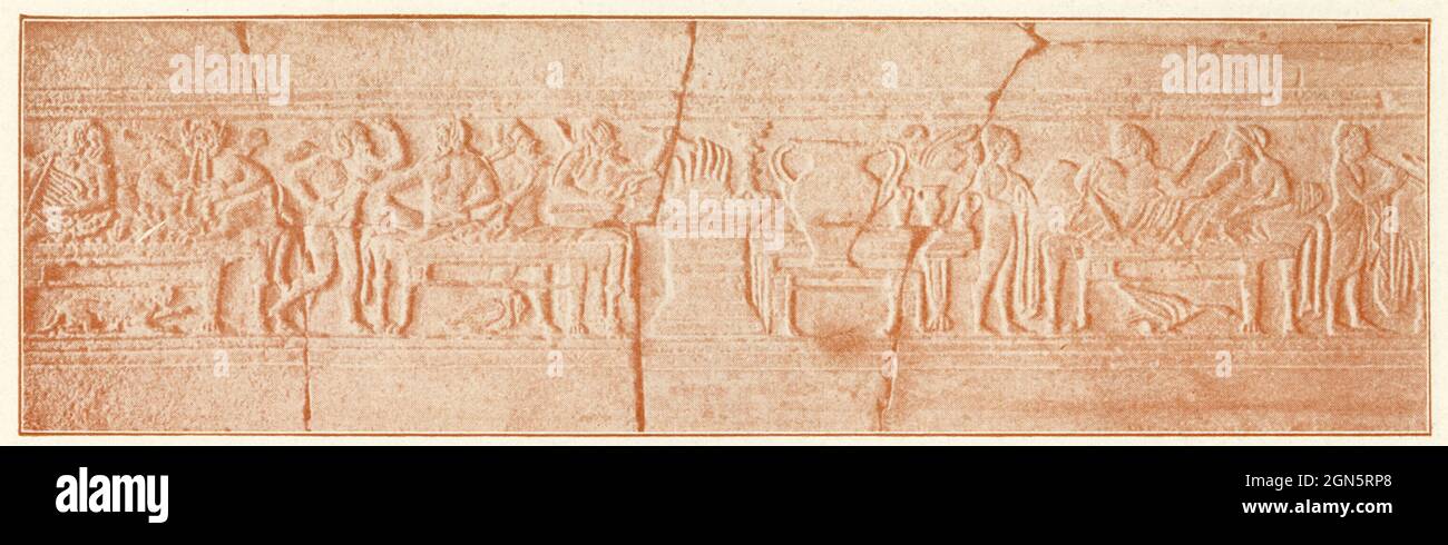 Questa illustrazione che risale al 1910 e mostra una scena sepolcrale etrusca in una sala sepolcrale a Caere (oggi Cerveteri), circa 30 miglia a nord-ovest di Roma. Caere era una delle città-stati etrusche più importanti e popolose, in un'area 15 volte più grande dell'odierna città, e solo Tarquinia era uguale in potenza alla sua altezza intorno al 600 a.C. Caere era anche una delle città della Lega Etrusca. L'area di Cerveteri è oggi conosciuta soprattutto per la sua necropoli etrusca e per i suoi tesori archeologici. L'originale è nel Louvre di Parigi. Foto Stock