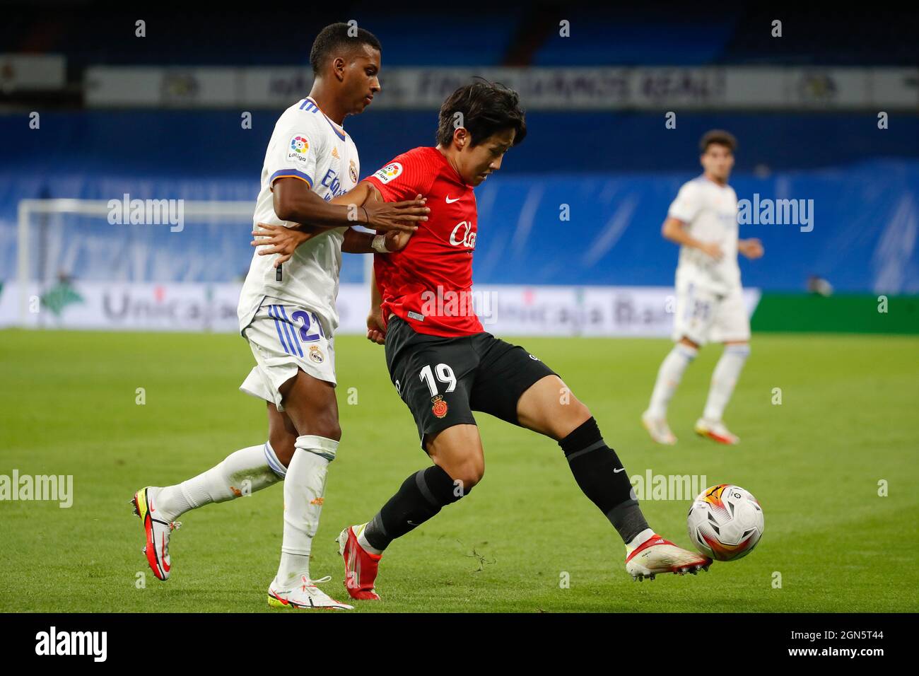 Madrid, Spagna. 22 settembre 2021. Kang-in Lee di RCD Mallorca in azione con Rodrygo del Real Madrid durante la partita la Liga tra Real madrid e RCD Mallorca allo stadio Santiago Bernabeu di Madrid, Spagna. Credit: DAX Images/Alamy Live News Foto Stock