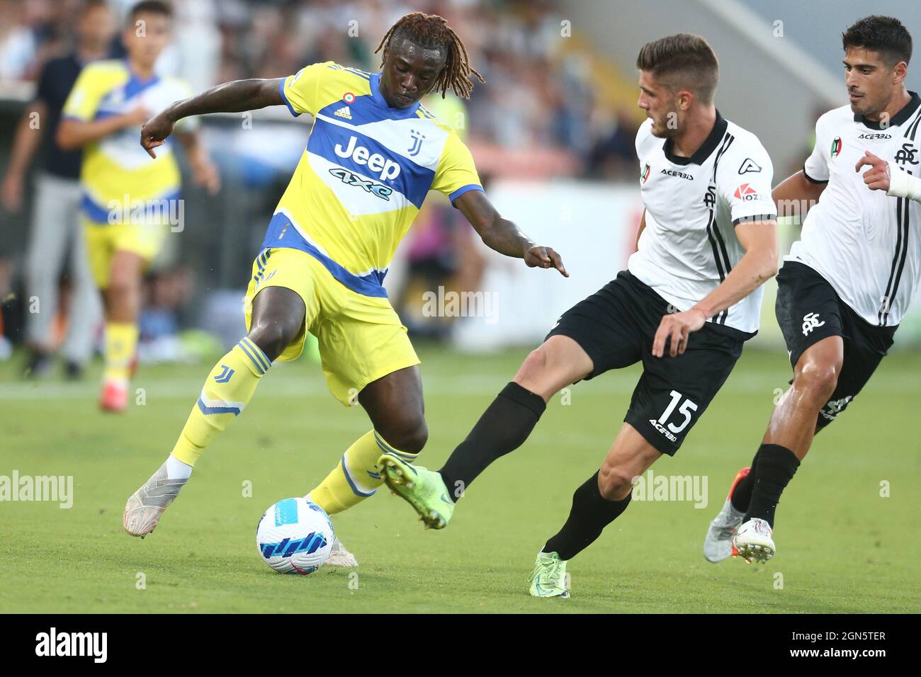 La Juventus's Italian Forward Moise Kean (L) sfida per il pallone con David Strelec in slovacco durante la serie Una partita di calcio tra Spezia e Juventus allo Stadio Alberto Picco, la Spezia, Italia, il 22 2021 settembre. Foto Stock