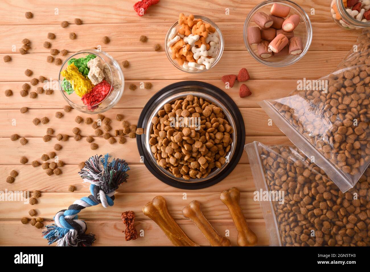 Sfondo con vari tipi di cibo secco per l'alimentazione del cane. Vista dall'alto. Composizione orizzontale. Foto Stock